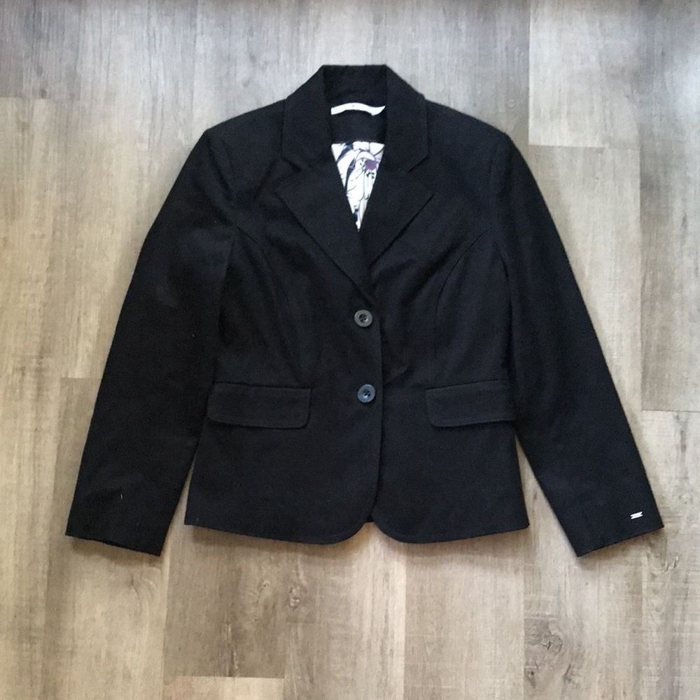 Tommy Hilfiger blazer size 8 small flaw on sleeve